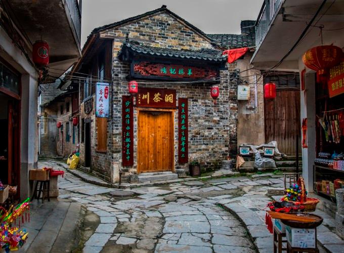 我是继续在这家公司，还是离职另谋出路？
